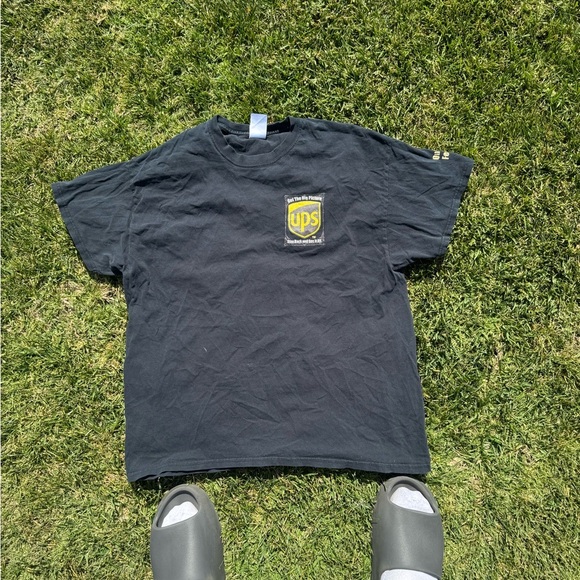 Gildan Other - Y2K Get the Big Picture UPS Graphic Tee